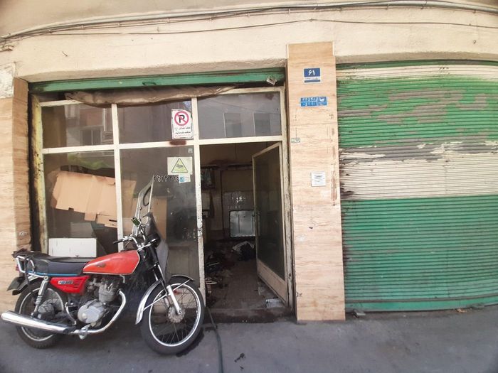 ورودی خاک‌گرفتهٔ یک مغازهٔ رهاشده در محور یخچال، قلهک / A derelict shopfront on Yakhchal Street, Qolhak